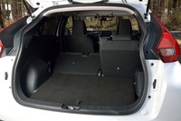 荷室の容量はリアシートを最も前にスライドさせた状態で448リッターで、最も下げた状態で341リッター。リアシートの背もたれは6：4分割で前に倒すことができる。