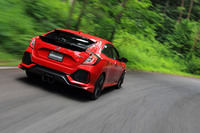 無限パーツをまとった「シビックハッチバック」は、予想を超える走りのダイナミズムでリポーターを喜ばせた。