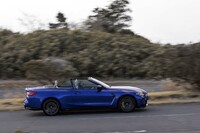 車重1930kgと、やや重めの「M4カブリオレ コンペティション M xDrive」。それでも0-100km/h加速3.7秒という俊足ぶりをみせる。