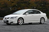 ホンダアクセスが初めて実効空力を提唱した、「シビック タイプR（FD2）」のエアロパーツ装着車（2008年）。