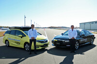 本田技術研究所の大津啓司社長（左）と、同社で先進安全技術の開発に取り組む高石秀明氏（右）。