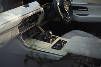 インテリアの仕立てのよさは近年のマツダ車に共通する魅力だが、「CX-60」「CX-80」といったラージ商品群では、そこにさらに磨きがかかっている。写真は日本的な美感を取り入れたという、「CX-80プレミアムモダン」のインテリア。