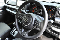 永福：「このステアリングホイール、どこかで見覚えが……」
	ほった：「多分『スイフト』ですね。真円形のリムは別ですが、スポークやセンターパッドは恐らく共用です」（写真＝田村 弥）