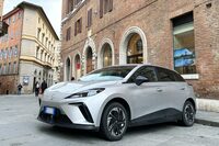 シエナ旧市街にたたずむ「MG4エレクトリック」。2024年11月撮影。