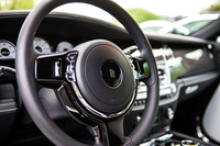 インテリアでもエアアウトレットなどのクローム部分がダーク調仕上げとされる。