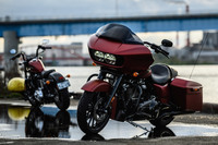 スリムでシンプルな“いでたち”が魅力の「フォーティーエイトスペシャル」（左）と、大柄なボディーが特徴の「ロードグライドスペシャル」（右）。現在、ハーレーダビッドソンは実に33種類ものモデルを日本に導入している。