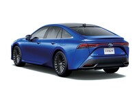 こちらは「トヨタ・ミライ」。ルーフラインなどがそっくりだ。