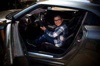 「日産GT-R50 by Italdesign」のドライバーズシートに座り、ご満悦な様子の男の子。内外装のデザインは日産デザインヨーロッパと日産デザインアメリカが担当。イタルデザインは開発、設計、製造を担当している。