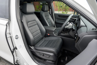 シート表皮はぜいたくな本革。ヒーターは全車に標準だが、ベンチレーションは「ブラックエディション」専用装備だ。