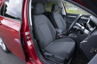 「eTSIアクティブ」のシートはダイヤモンド柄入りのファブリック。シンプルでもきっちりとしたホールド感を備えているのはさすが。