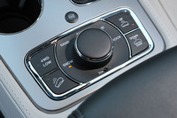 センターコンソールに備わる、走行モードの選択スイッチ。車高は、マニュアル操作による上げ下げも可能。