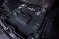 荷室の床下の様子。奥に、今回の試乗車に装備されていたオプションの電子制御式エアサスペンション用タンクが確認できる。手前のトレー形状は従来型とは異なり、収納容量が大きくなった。