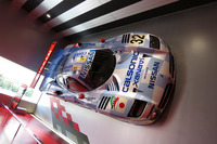 本社ショールームの壁に飾られたレーシングカー「日産R390」。オーテックジャパンが担うロードカー事業が「ニスモ・カーズ」と呼ばれるのに対し、NISMOが担うモータースポーツ事業は「ニスモ・レーシング」と通称されるという。