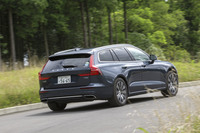 日本に導入される「V60 T5」は、「モメンタム」と「インスクリプション」の2本立て。駆動方式はいずれもFFとなる。