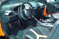 ダッシュボードやシートの表皮には、ダークカラーのアルカンターラが採用されている。