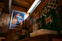 オイル缶もまたよく見かけるオブジェのひとつ。特にカストロールはあまりに有名。イギリス車の収まるガレージでは似合いすぎ？