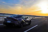 他社の高性能スポーツモデルと比べると、やや控えめなキャラクターに仕上げられている「GRスープラ」。だからこそMT仕様には、ドライバーが自らの手足で刺激的な走りを引き出す楽しさがあるのだ。