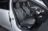 シートは厚みもサポートもたっぷりとしたぜいたくなつくり。腰かけても沈み込みが少なくしっかりとした座り心地だ。