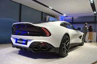 ボディーはオールカーボン製。絶大なパワーと推進力を表現したティアドロップ形状をモチーフにデザインされている。