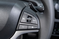 予防安全・運転支援システムについてはMHEVとは若干仕様が異なり、HEVではなぜかアダプティブクルーズコントロールが全車速対応型ではなくなる。一方で、車両接通報装置が備わるのはHEVだけだ。