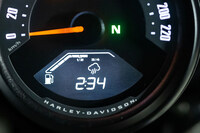 ライディングモードは「レイン」「ロード」「スポーツ」の3種類。選択されたモードに応じて、パワートレインやトラクションコントロール、ABSなどの制御が切り替わる。