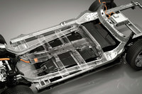 「マツダMX-30 EVモデル」に備わるバッテリーフレーム。EVでは大容量の電池や電動パワートレインに加え、専用の補強やボディー構造も必要となるのだ。