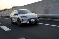 BYDのプラグインハイブリッドシステム「DM-i」はモーターが主役でエンジンがアシストのコンセプト。EV走行とシリーズハイブリッド走行を基本に、高速道路での巡行時などにはエンジンが発電しつつ駆動にも参加するシリーズ・パラレルモードも使う。