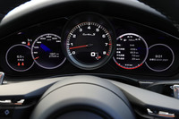 中央のエンジン回転計を2枚のインフォメーションディスプレイで挟んだメーターパネル。表示の種類は豊富で、往年の「911」を思わせる“5連メーター”とすることも可能だ。