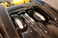 4基のターボを備え、最高出力1600PS、最大トルク1600N・mを発生する8リッターW型16気筒エンジン。「W16ミストラル」はその最後を飾るモデルとなる。