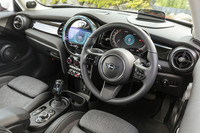 インテリアでは革巻きのステアリングホイールを全車標準装備化。ダッシュボードの装飾パネルは、センターディスプレイ左右のエアコン吹き出し口と一体のデザインに変更された。