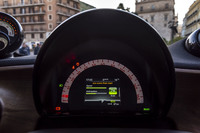 メーター内のディスプレイに、バッテリーの残量や航続可能距離などが表示される。メーターの外周に沿ったデザインの速度計は160km/hスケールだが、最高速度は130km/hと発表されている。