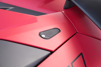 エンジンカバーはレース仕様車を参考に、クイックリリースクリップで取り外せるようになっている。