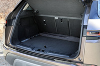荷室容量は472リッターで、後席をたためば1156リッターまで拡張可能。オプションで、荷物の固定に便利なフロアレールなども用意される。
