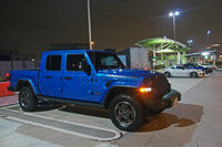 首都高は辰巳PAにたたずむ「ジープ・グラディエーター」の図。ピックアップトラックも確かにいいけど、だったらいつぞや取材した「フォードF150ラプター」ぐらいぶっ飛んだやつにしたい。