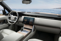 2024年モデルに進化した「レンジローバー」のインテリア。センターコンソールのエアコンダイヤルやオーディオボリュームスイッチなどの操作系が「Pivi Pro」内に統合された。