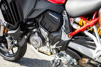 新型のV4エンジンは、従来モデルのL型2気筒エンジンと比べ、幅こそ20mm増えたものの、全長は85mm、全高は95mm小さく、重量も1.2kg軽くなっている。