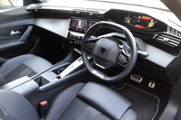 プジョーのインテリアといえば、独自設計の「i-Cockpit（iコックピット）」である。「GT」グレードのメーターは3D表示となり、速度などの重要な情報が手前に表示される。スマートフォンのように滑らかな操作を可能にするという10インチサイズのタッチスクリーンがセンタコンソールに備わるのもトピックだ。。
