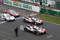 2018年6月18日、悲願のルマン初制覇をワンツーフィニッシュで決めたトヨタ（写真は当時のもの）。チャンピオンマシンの「TS050ハイブリッド」8号車をドライブした中嶋一貴は「再び勝つためにはまだまだ最大限の努力を続ける必要がある」とコメント。チームメイトのフェルナンド・アロンソは「今年は初勝利というプレッシャーから解放されるので少しはレースが楽しめそう」と述べている。