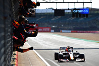 今季これまでメルセデスに勝負を挑めていなかったレッドブル勢は、予選4位のフェルスタッペン（写真）にハードタイヤを履かせてスタートさせるという作戦に打って出た。これが奏功し、フェルスタッペンは長めの第1スティントを成功させ、ハードタイヤに苦戦するメルセデスを尻目にトップを快走。今季初、通算9勝目となる勝利を挙げ、ドライバーズランキングでも2位に躍り出た。アレクサンダー・アルボンも予選9位から順位を上げ5位入賞を果たした。（Photo=Getty Images / Red Bull Content Pool）