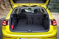 5人乗車時の荷室容量は、従来モデルと同等の380リッター。後席を倒すと1237リッターまで拡大できる。