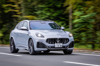 「グレカーレ」の駆動方式は4WD。通常時は前後トルク配分が0：100の後輪駆動主体型で、必要に応じて50：50までトルク配分が変化する。「トロフェオ」には電子制御式のリミテッドスリップデフが標準で装備される。