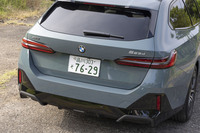 リアコンビランプを低い位置に搭載することでワイド感とスポーティー感を強調。ランプの形状は「セダン」と同じのようだが、サイドに回り込む部分のパターンが少し違う。