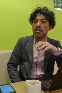 モータージャーナリストの塩見 智氏。『NAVI』『Bagnole』編集長を経て、現在は当サイトのほか、『NAVI CARS』『GQ』等で活躍中。昨2016年末に「ボルボV40 D4」を愛車として迎えたばかり。
	 
	