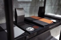 実車が置かれたガレージには、各部の装飾類やインテリア素材なども展示。「RANGE ROVER SPORT SV Unlocked」を訪れた顧客は、実車を前に、実際の素材に触れて、将来の愛車の仕様を決めるのだ。