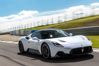 2020年にデビューした「マセラティMC20」。3リッターV6ツインターボエンジンを搭載したミドシップのスーパースポーツだ。