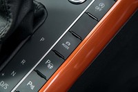 ドライブモードセレクターはシフトレバーの右側にレイアウトされる。足まわりだけでなく、エンジン特性や変速プログラムなども変更可能。