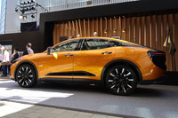 日本のセダンの代名詞的存在だった「トヨタ・クラウン」は、従来のセダンイメージから脱皮すべく奮闘中。4車種で展開されるシリーズ中、第1弾として発売された「クラウン クロスオーバー」は好調が伝えられている。