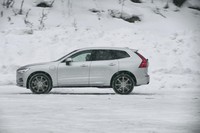 「T8 Twin Engine AWDインスクリプション」の足まわりはエアサスペンションが標準装備。選択した走行モードに合わせて、車高が自動的に変化する。