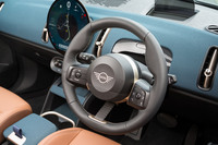 ステアリングホイールは一見すると3スポークだが、センター下のスポークはナイロンベルト製の“ダミー”。こうしたところにも、MINIならではの遊び心がちりばめられている。