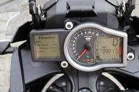 「1090アドベンチャー」シリーズのメーターまわりは、機械式のエンジン回転計に2つのインフォメーションディスプレイを組み合わせたものとなっている。